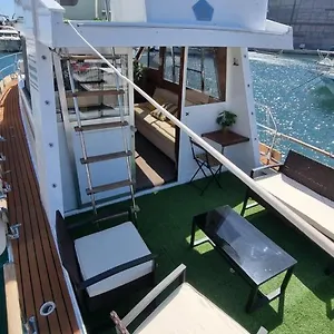 charming-boat-house-in-barcelona-with-big-terrace-and-solarium.catalonia-hotels.com/